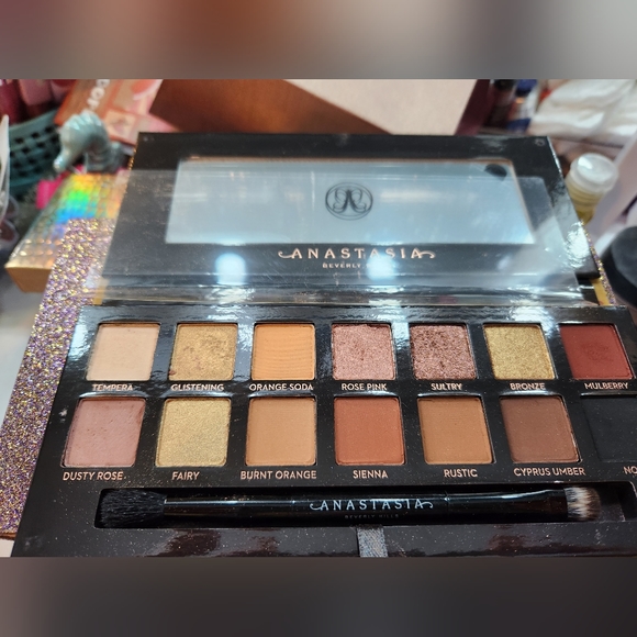 ABH Soft Glam and Modern Renaissance Eyeshadow Palettes Gift Set - Picture 4 of 5